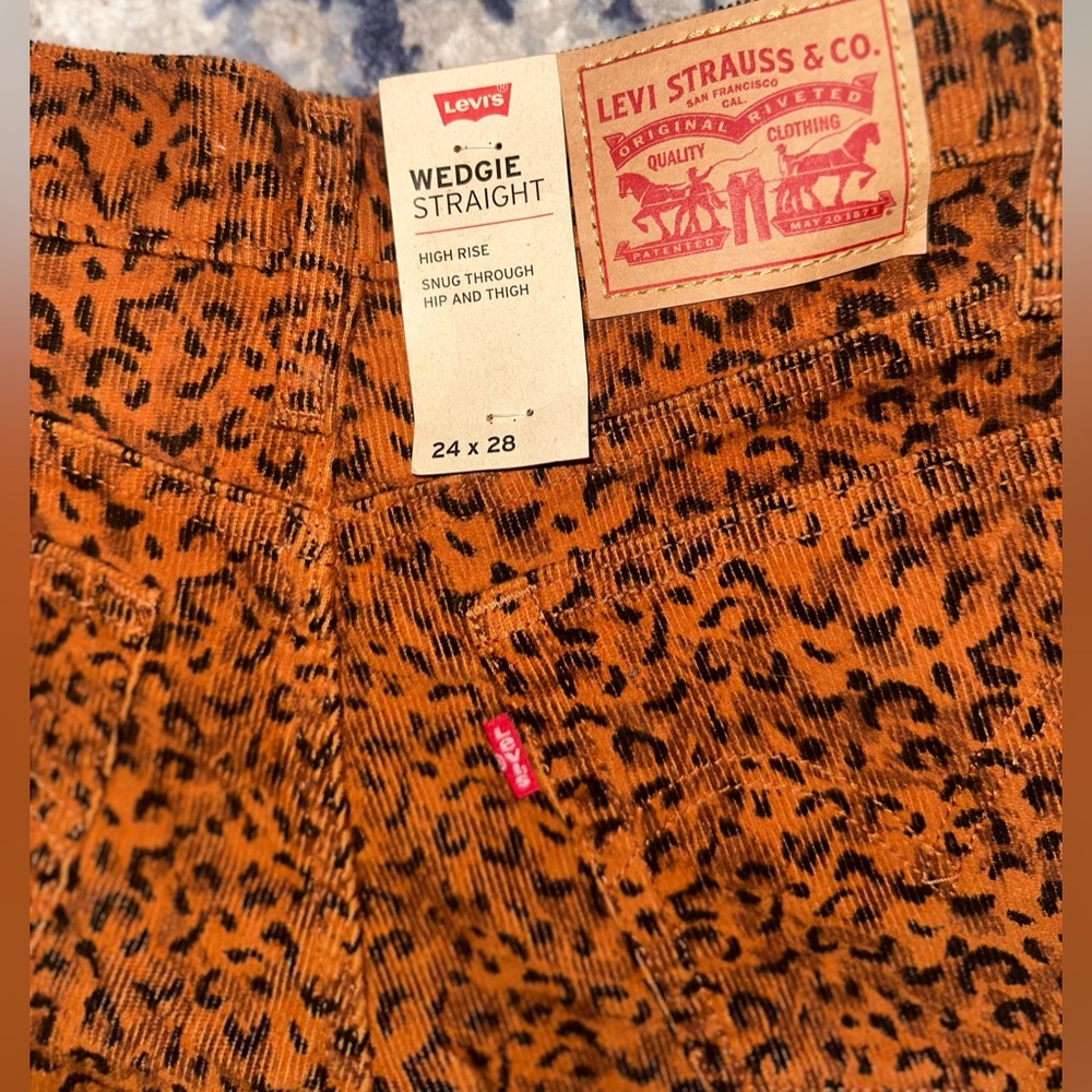 Levi’s Women Cheetah/Leopard print corduroy jeans.
Brand New !
Size 24 x 28.